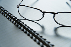 写真：眼鏡とノートのイメージ